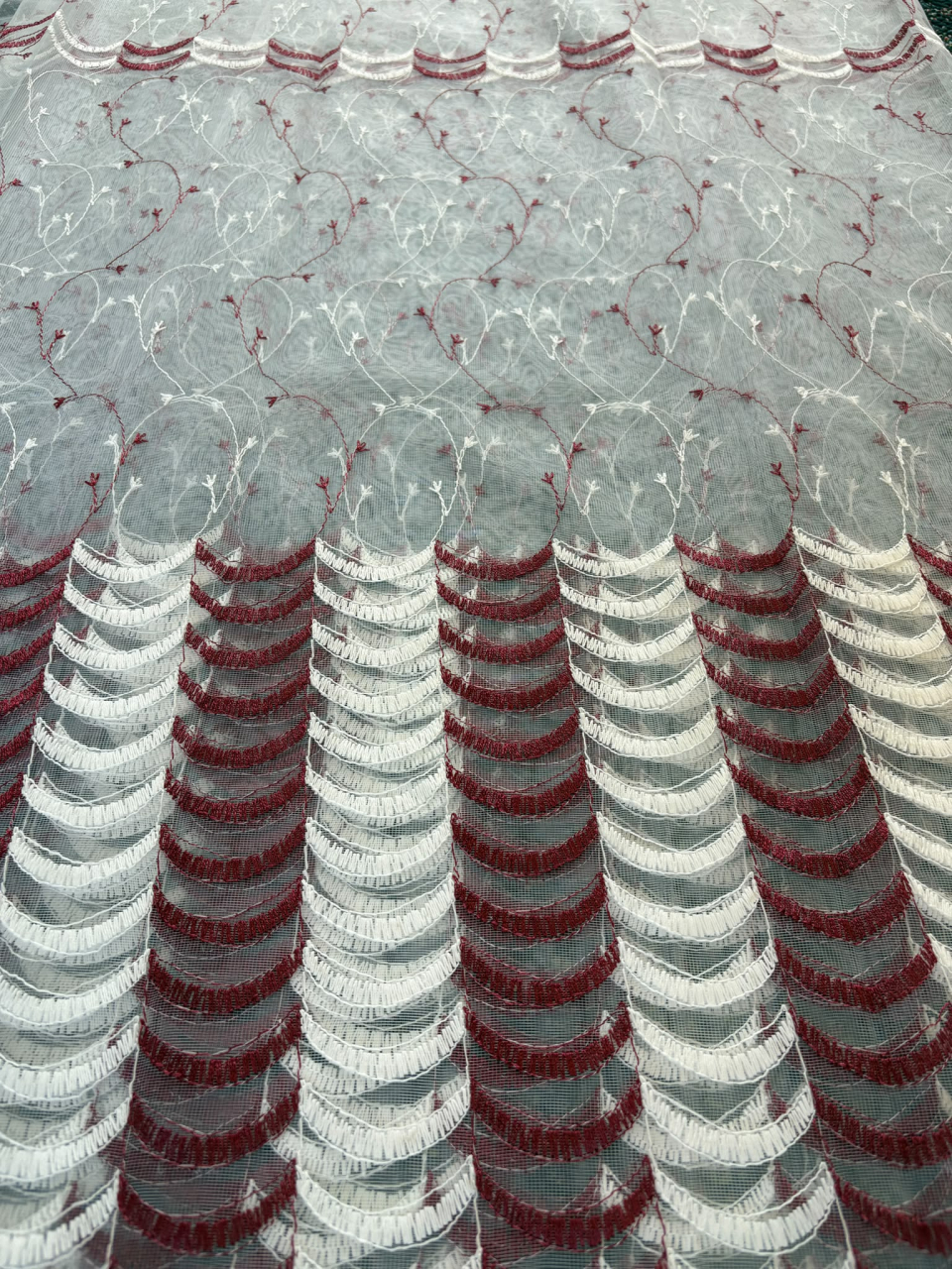 Perdea Alba cu broderie Alb+ Bordo Model Valuri gata cusuta cu tiv si rejansa - 3M x 2.5 h [2]