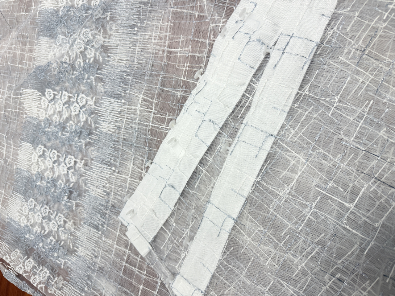 Perdea Tull Cu Broderie Alb+Bleo - Model Flori Marunte Cu Tiv si Rejansa - 3M x 2.5h [4]