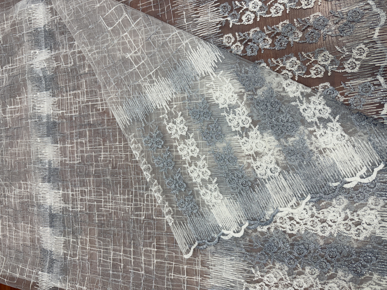 Perdea Tull Cu Broderie Alb+Bleo - Model Flori Marunte Cu Tiv si Rejansa - 3M x 2.5h [3]