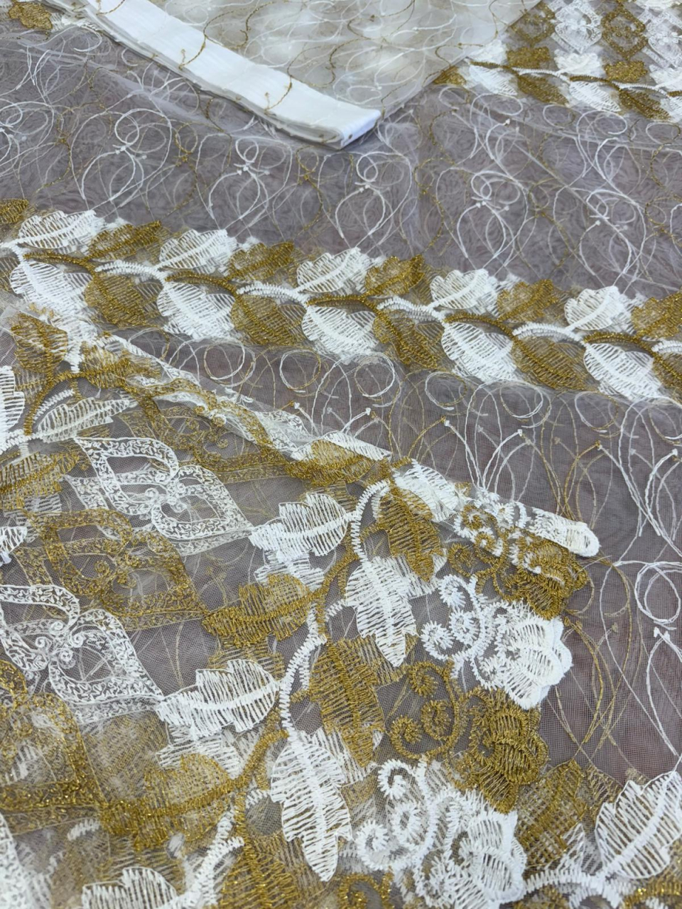 Perdea Tulle Broderie Alb+Auriu - Cu Tiv si Rejansa Model Frunze 3M x 2.5h [2]