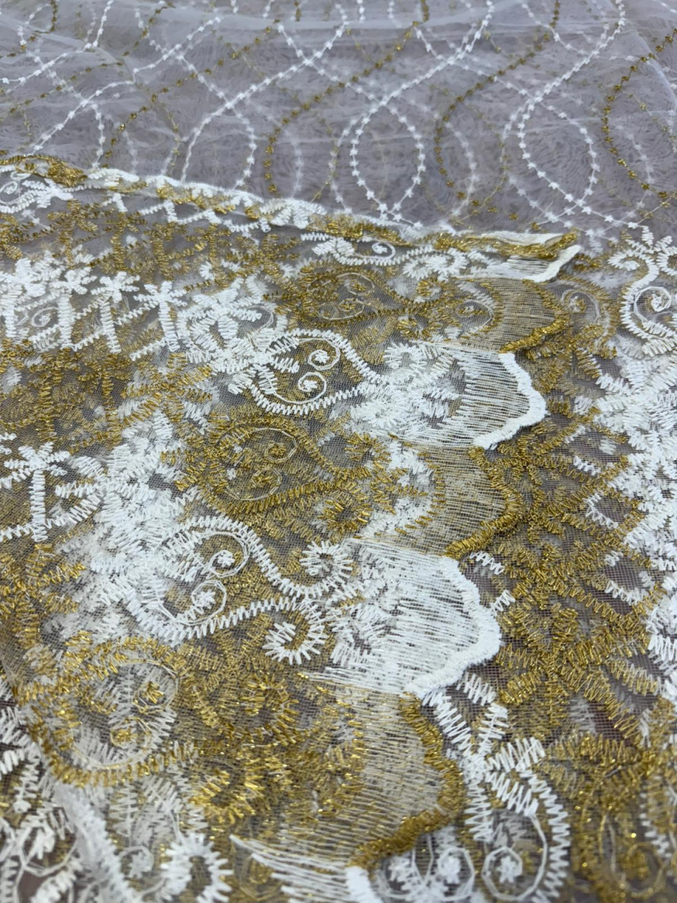 Perdea Tulle Broderie Alb+Auriu - Cu Tiv si Rejansa Model Fulgi 4M x 2.5h [2]