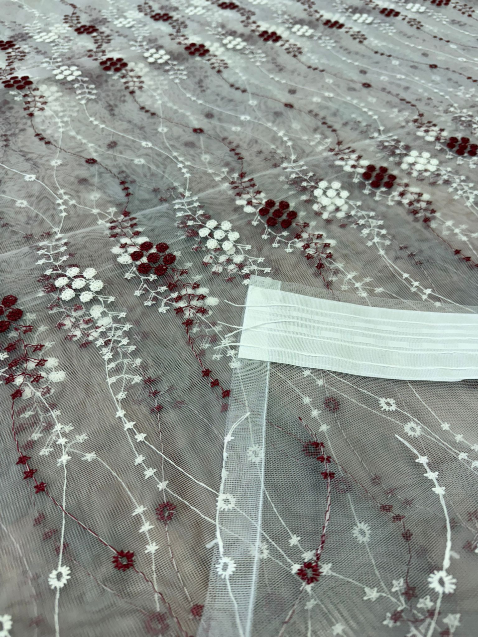 Perdea Tulle Broderie Alb+Bordo - Cu Tiv si Rejansa Model Ciorchine Bordo 4M x 2.5h [4]