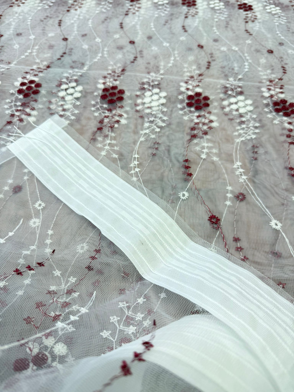 Perdea Tulle Broderie Alb+Bordo - Cu Tiv si Rejansa Model Ciorchine Bordo 4M x 2.5h [2]