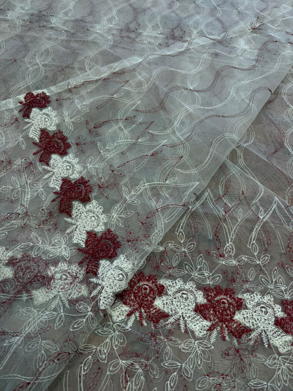 Perdea Tulle Broderie Alb+Bordo - Cu Tiv si Rejansa Model Trandafir Bordo 4M x 2.5h [3]