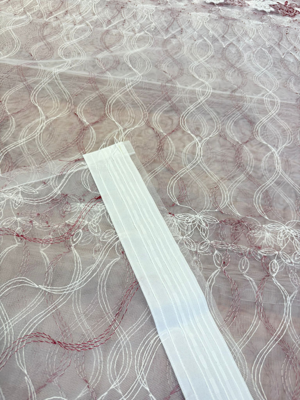 Perdea Tulle Broderie Alb+Bordo - Cu Tiv si Rejansa Model Trandafir Bordo 4M x 2.5h [2]