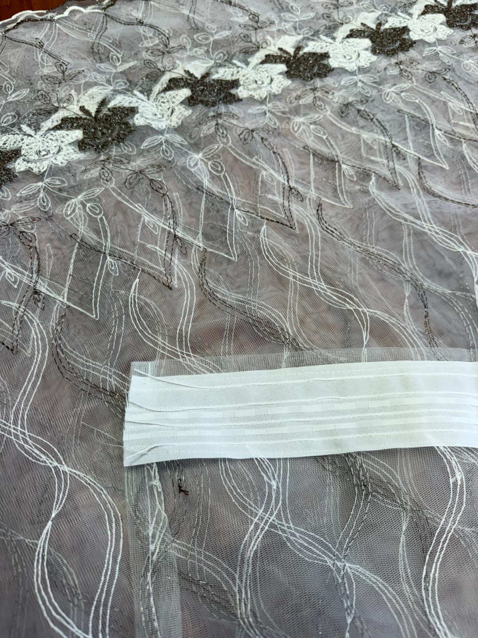 Perdea Tulle Broderie Alb+Maro - Cu Tiv si Rejansa Model Trandafir Maro 4M x 2.5h [2]