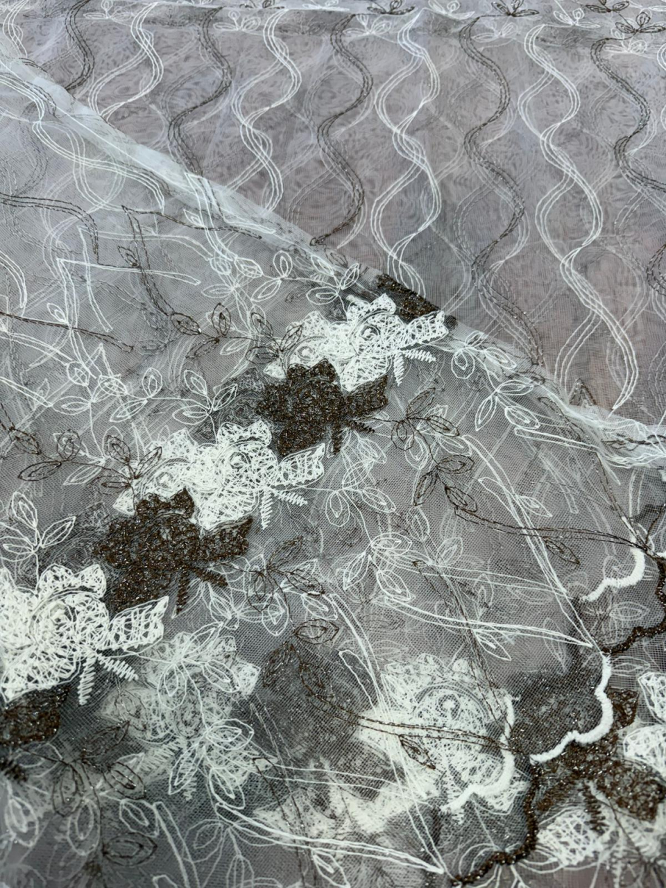 Perdea Tulle Broderie Alb+Maro - Cu Tiv si Rejansa Model Trandafir Maro 4M x 2.5h [3]