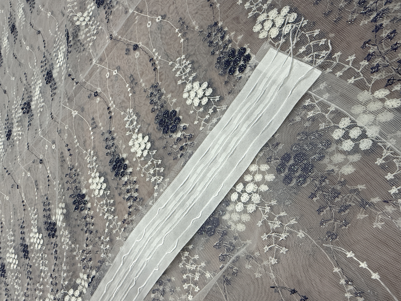 Perdea Tulle Broderie Bleo+Alb - Cu Tiv si Rejansa Model Ciorchine 4M x 2.5h [4]