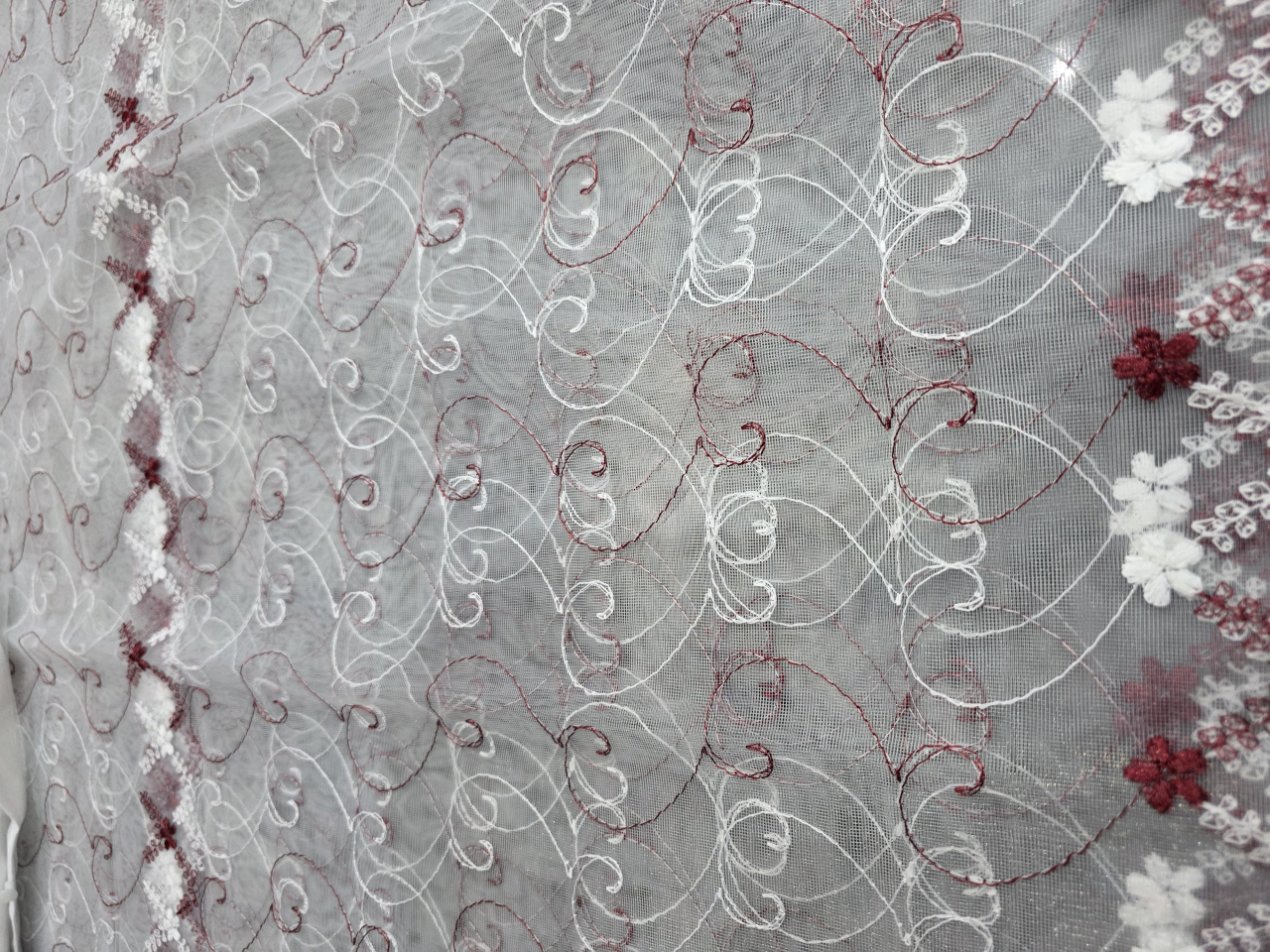 Perdea Tulle cu Broderie Alb+Bordo Model Flori in Romb - Cu Tiv si Rejansa - 3M x 2.5 h [2]