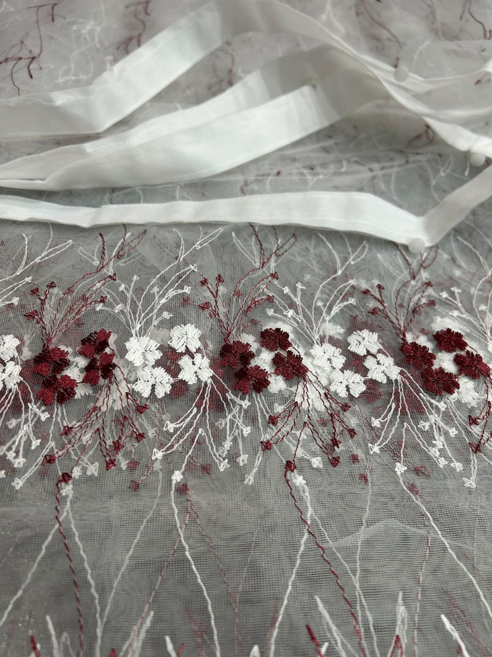 Perdea Tulle cu Broderie Alb+Bordo Model Fagure  - Cu Tiv si Rejansa - 3M x 2.5 h [2]