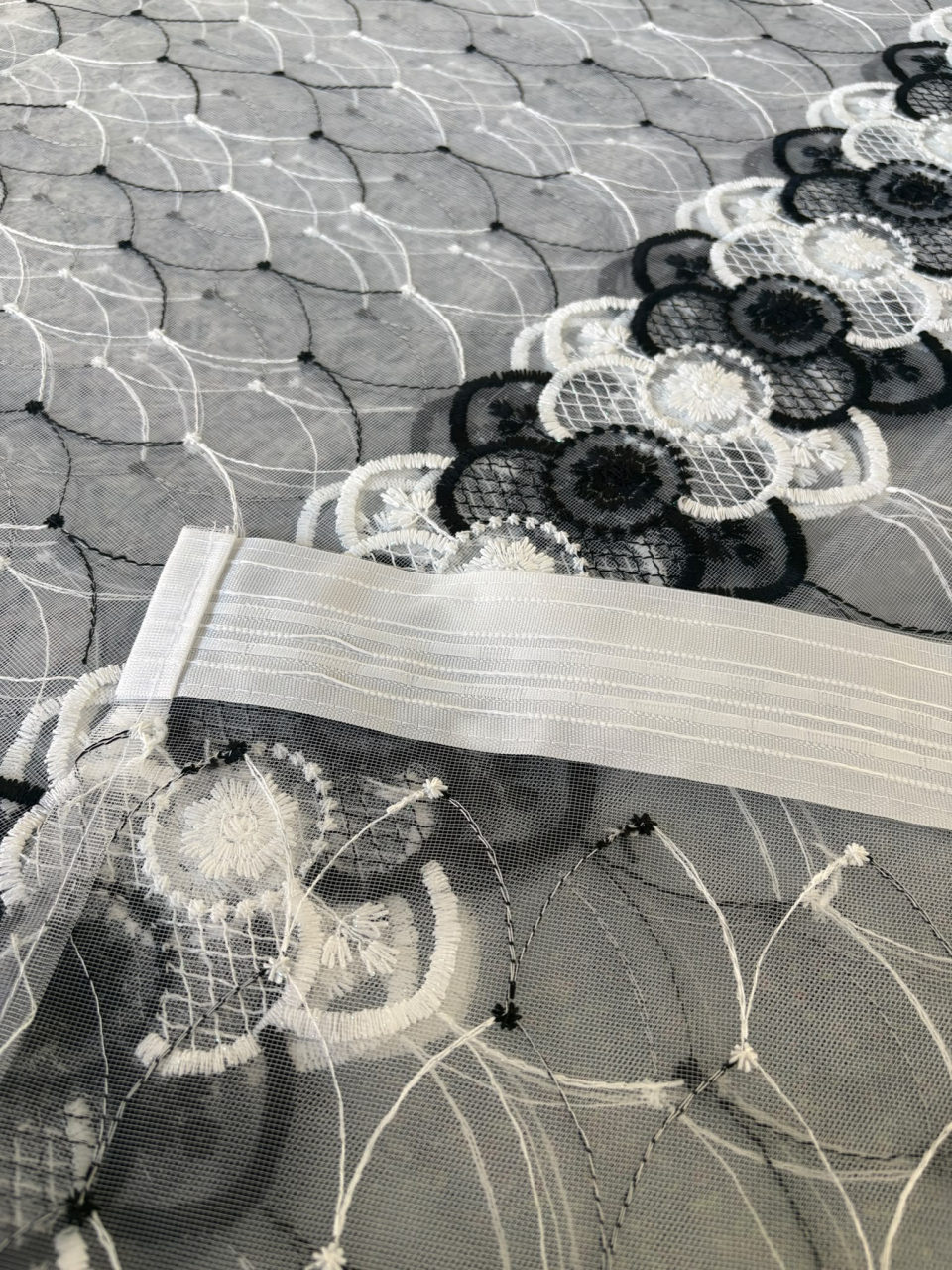 Perdea Tulle cu Broderie Alb+Negru, Model Anemona 4M x 2.5h Cu Tiv si Rejansa [4]