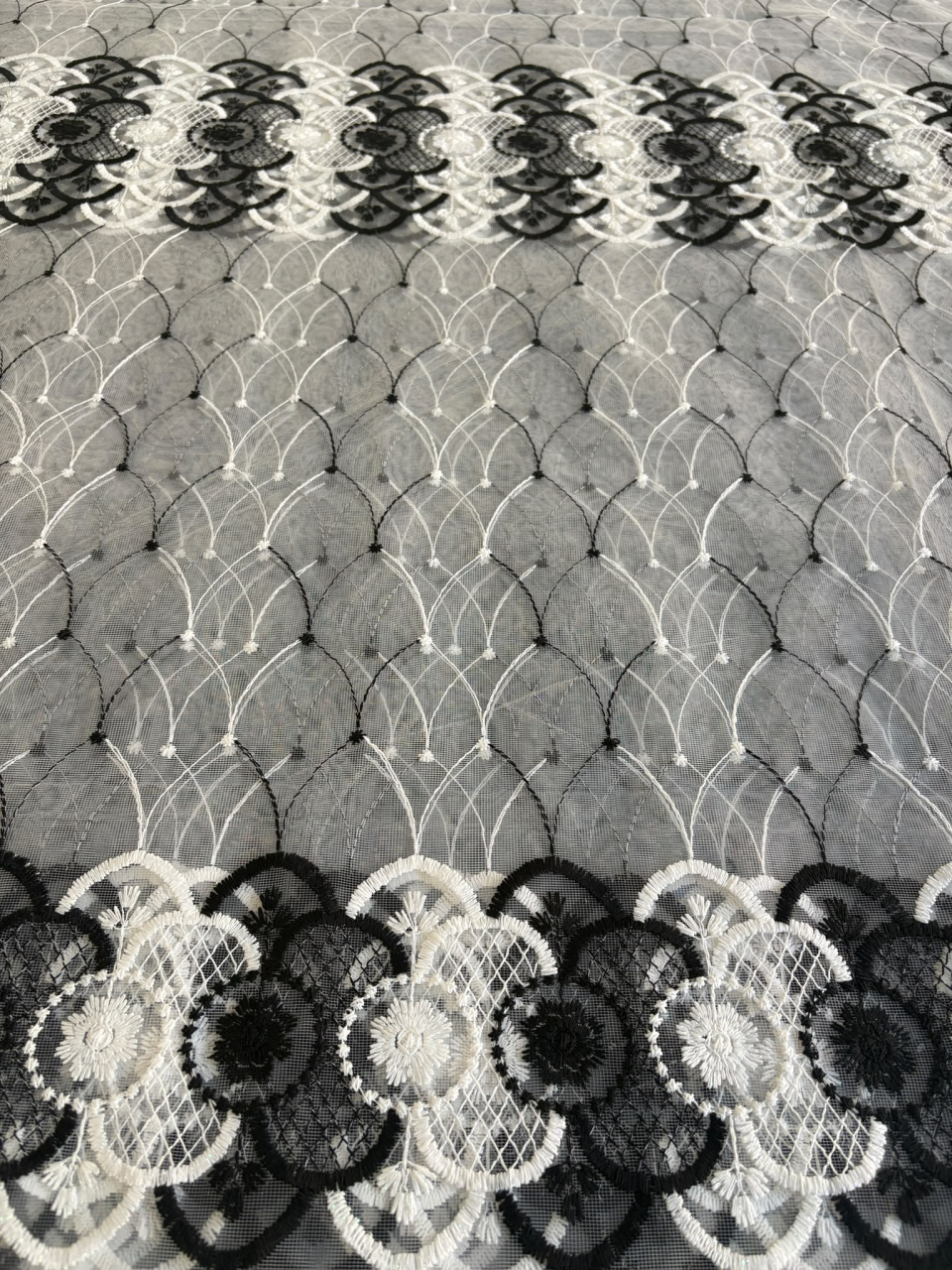 Perdea Tulle cu Broderie Alb+Negru, Model Anemona 4M x 2.5h Cu Tiv si Rejansa [3]