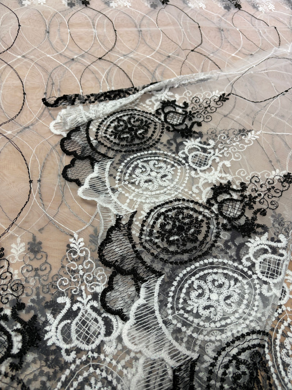 Perdea Tulle cu Broderie Alb+Negru, Model baroc 4M x 2.5h Cu Tiv si Rejansa [2]