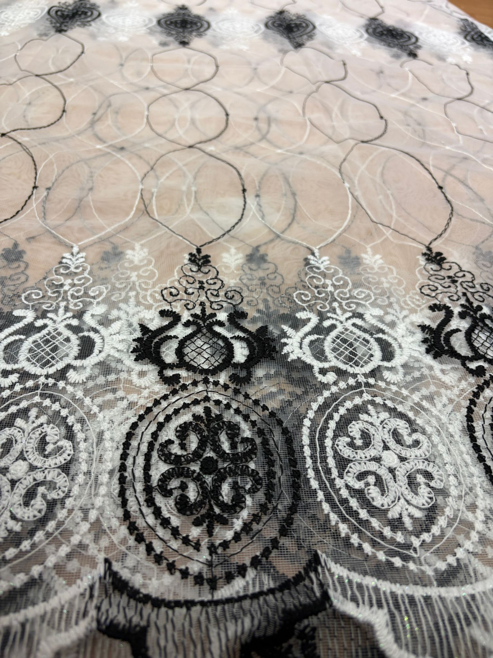 Perdea Tulle cu Broderie Alb+Negru, Model baroc 4M x 2.5h Cu Tiv si Rejansa [3]