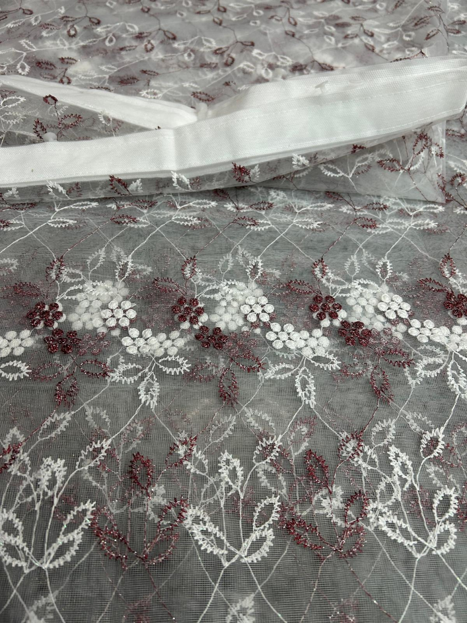 Perdea Tulle cu Broderie Alb+Bordo Model Ciorchine  - Cu Tiv si Rejansa - 3M x 2.5 h [2]
