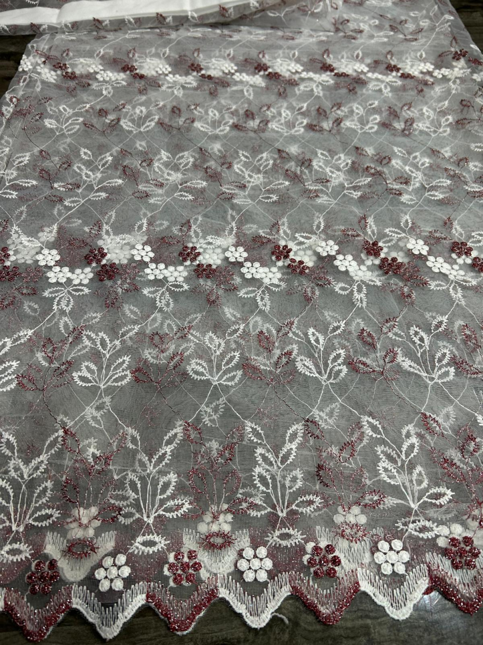 Perdea Tulle cu Broderie Alb+Bordo Model Ciorchine  - Cu Tiv si Rejansa - 3M x 2.5 h [3]
