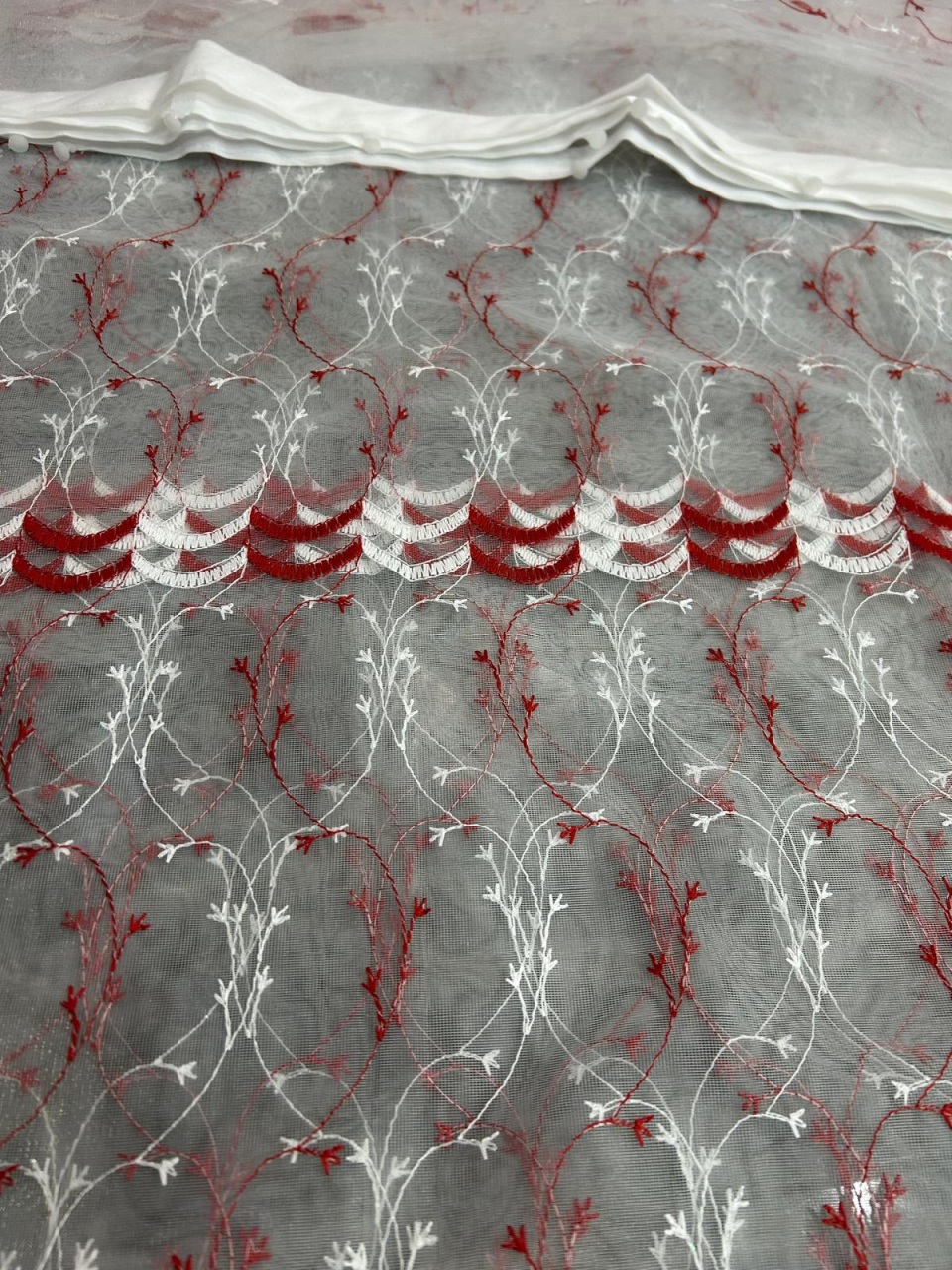 Perdea Tulle cu Broderie Alb+Rosu Model Valuri  - Cu Tiv si Rejansa - 3M x 2.5 h [3]
