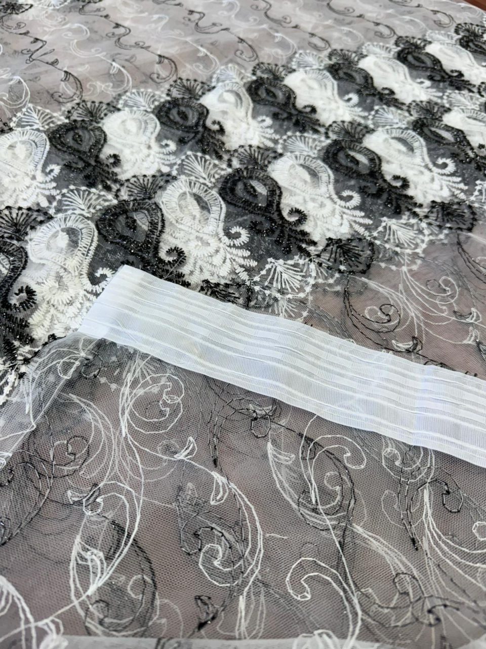 Perdea Tulle cu Broderie Alb+Negru - Model Vaza - Cu Tiv si Rejansa - 4M x 2.5h [2]