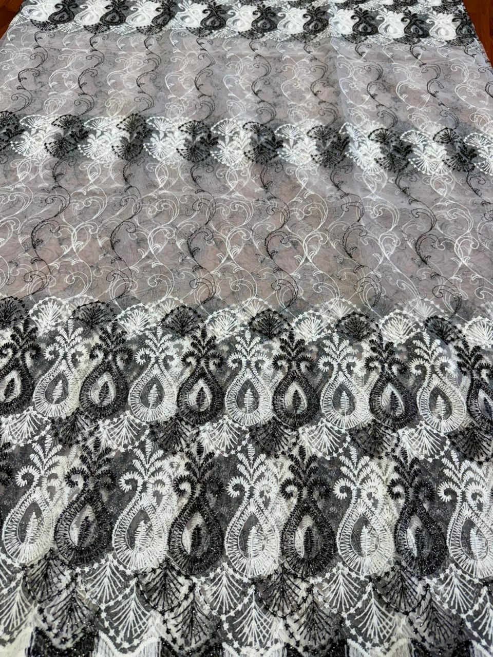 Perdea Tulle cu Broderie Alb+Negru - Model Vaza - Cu Tiv si Rejansa - 4M x 2.5h [3]