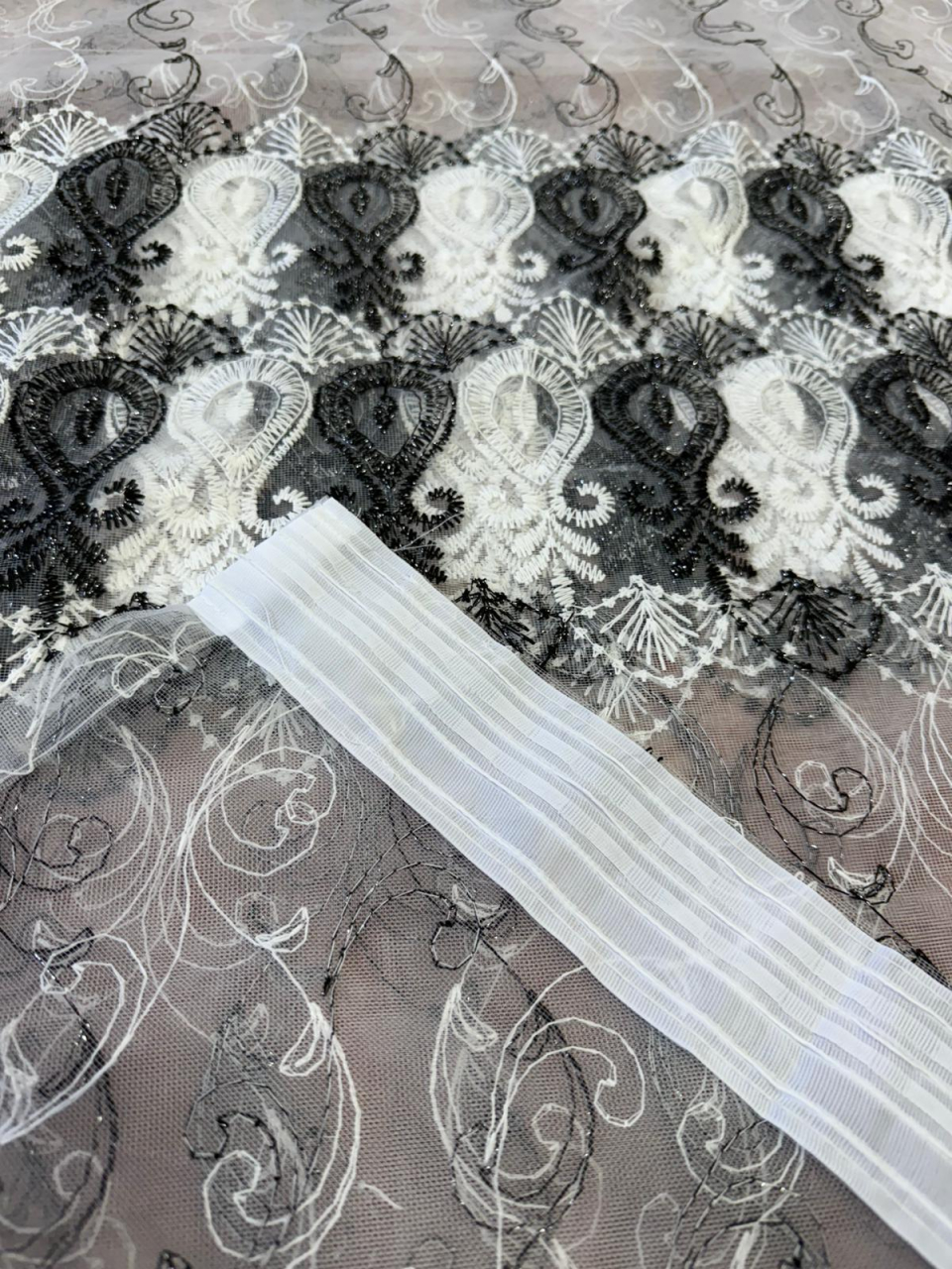 Perdea Tulle cu Broderie Alb+Negru - Model Vaza - Cu Tiv si Rejansa - 3M x 2.5h [4]