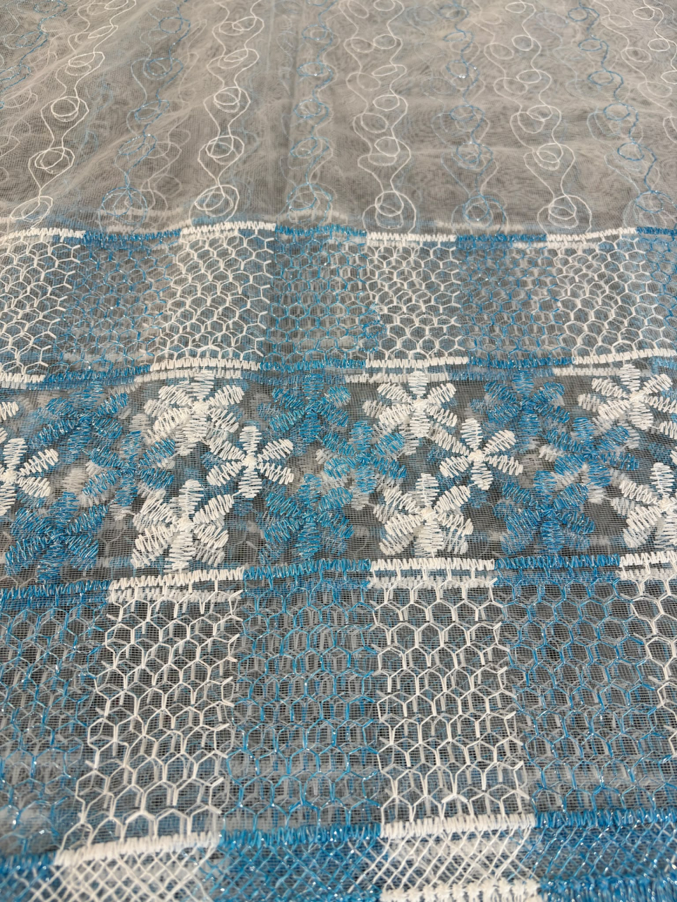 Perdea Tulle Alb  cu Broderie Albastra  Model Fagure Floral - Gata Cusuta cu Tiv si Rejansa - 3M [2]