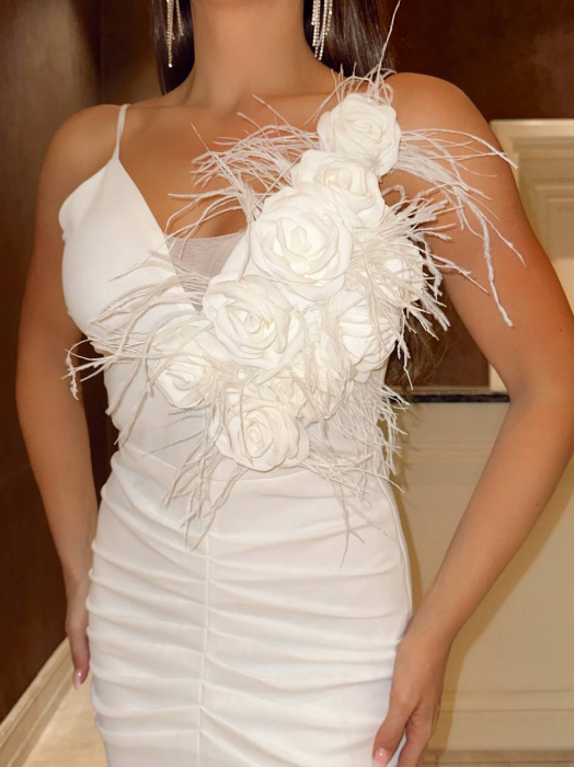 Rochie lunga eleganta Irish NepaGvF Alba, accesorizata cu floare 3D [8]