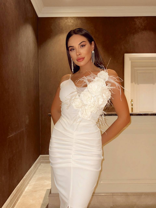 Rochie lunga eleganta Irish NepaGvF Alba, accesorizata cu floare 3D [3]