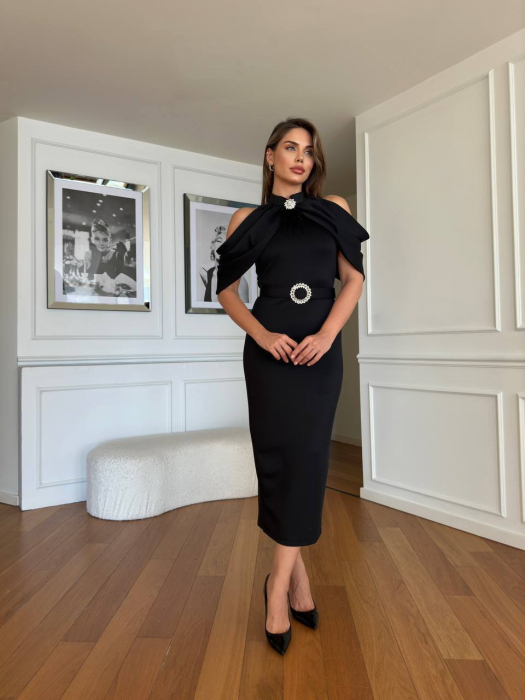 Rochie midi Neagra elegantă cu capă drapată, accesoriu strălucitor în talie [1]