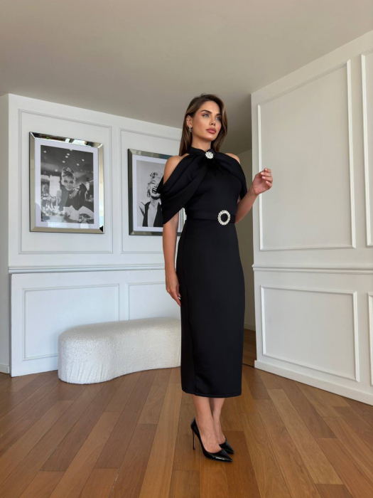 Rochie midi Neagra elegantă cu capă drapată, accesoriu strălucitor în talie [4]
