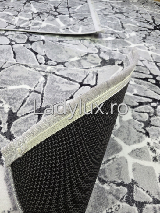 Set covoare moderne – 1 covor 140x200 cm + 2 traverse 60x100 cm – model abstract gri/negru-C1360 [3]