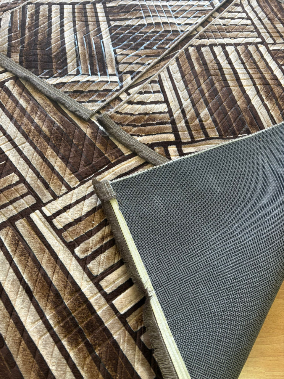 Set Covor cu Pui Model Parchet  Lux Maro OKY 1x 140x200 cm  + 2x 60x100 cm [3]