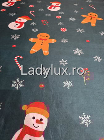 Covorase Craciun - Covoraș subțire antiderapant cu motive de Crăciun – 140x180 cm- Omuleti de zapada