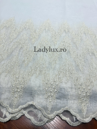 Perdele 3M - Perdea alba cu broderie Crem cu insertii aurii  –C1827  gata cusuta cu tiv si rejansa - 3M x 2.5h