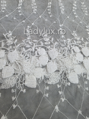 Perdea Bucătărie Brodată Alba Model Capsuni  – Gata Cusută cu Tiv și Rejanșă [2]