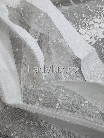 Perdea Bucătărie Brodată Alba Model Capsuni  – Gata Cusută cu Tiv și Rejanșă [3]