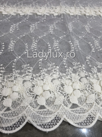 Perdea Bucătărie Brodată Model Capsuni Ivoar  – Gata Cusută cu Tiv și Rejanșă [1]