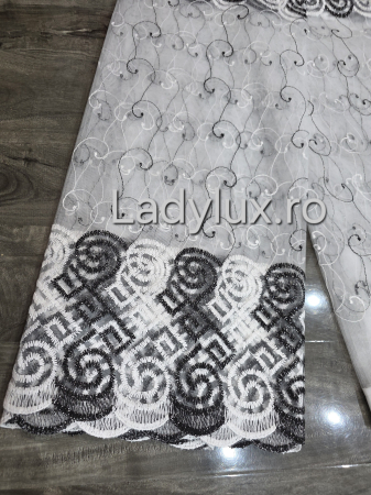 Perdele 3M - Perdea din tulle cu broderie Neagra model Vrs model floral, gata făcută cu tiv și rejansă C1459