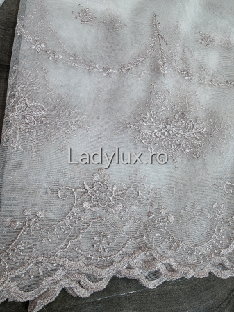 Perdele - Perdea din tulle cu broderie Roz pudra model floral , gata făcută cu tiv și rejansă C1463