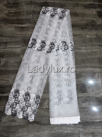 Perdea din tulle cu broderie Neagra model hexa, gata făcută cu tiv și rejansă C1456 [1]
