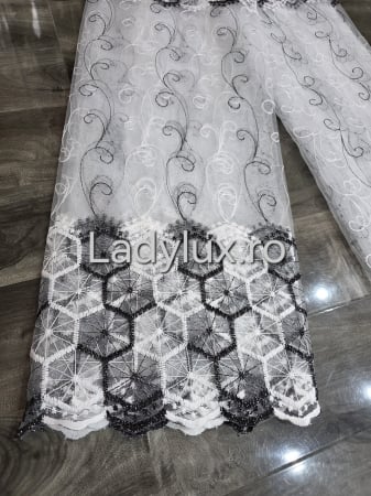 Perdele 3M - Perdea din tulle cu broderie Neagra model hexa, gata făcută cu tiv și rejansă C1456