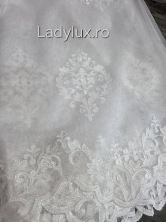 Perdele - Perdea din tulle cu broderie Alba model Baroc , gata făcută cu tiv și rejansă C1462