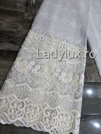 Perdele 3M - Perdea din tulle cu broderie Alb+bej model floral, gata făcută cu tiv și rejansă C1457