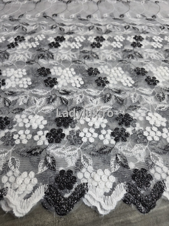 Perdele 4 M - Perdea din tulle cu broderie Negru+alb , Model Ciorchine 4M x 2.8h