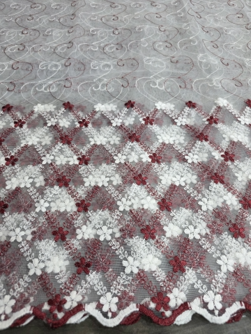 Promotii si oferte! - Perdea Tulle cu Broderie Alb+Bordo Model Flori in Romb - Cu Tiv si Rejansa - 3M x 2.5 h