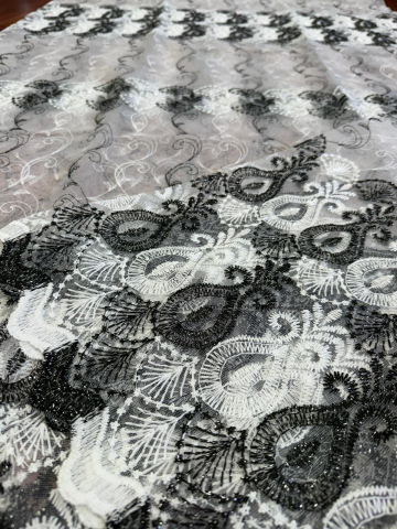 Perdele 4 M - Perdea Tulle cu Broderie Alb+Negru - Model Vaza - Cu Tiv si Rejansa - 4M x 2.5h