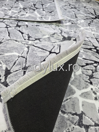Set covoare moderne – 1 covor 140x200 cm + 2 traverse 60x100 cm – model abstract gri/negru-C1360 [2]