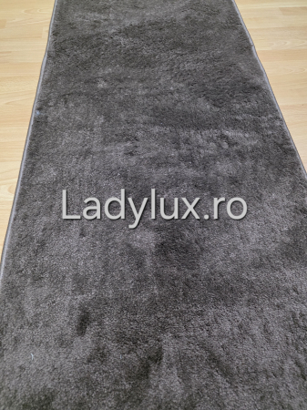 Latime 70 - Traversă la metru liniar, Model Plusat Maro – Cauciucată și Antiderapantă 70 cm latime C1715