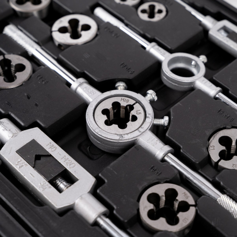 Trusa metrica tarozi si filiere, 110 piese, M2-M18, set metric profesional [1]