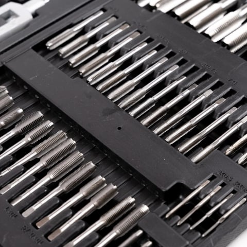 Trusa metrica tarozi si filiere, 110 piese, M2-M18, set metric profesional [2]