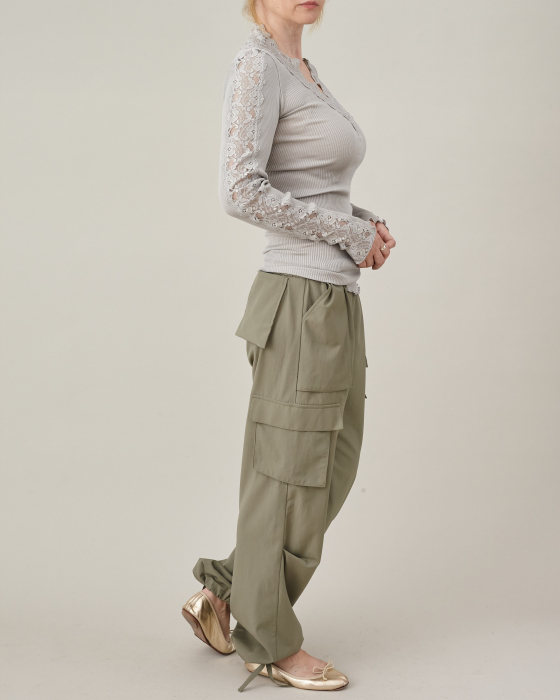 Pantaloni cargo kaki, cu multe buzunare. [6]